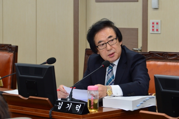 김기덕 서울시의원(민주당,마포)이 6일 열린 서울시의회 환경수자원위원회 푸른도시국 소관 행정사무감사에서 질의하고 있다.