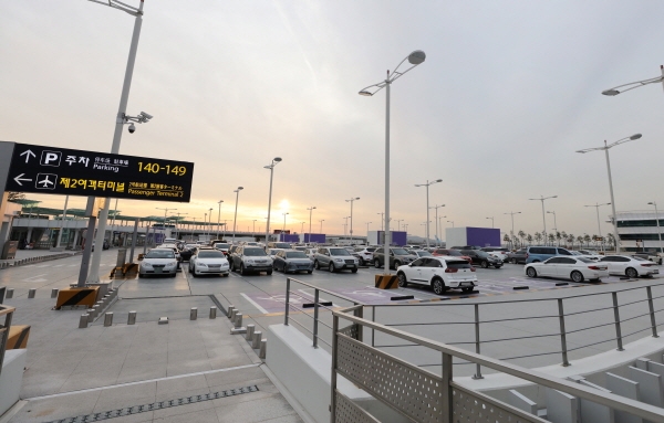 (사진) = 인천공항 제2여객터미널 주차장 전경.