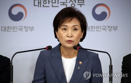 (사진) = 김현미 국토교통부 장관이 17일 정부서울청사 브리핑실에서 주택시장 안정을 위한 관리방안을 발표하고 있다.